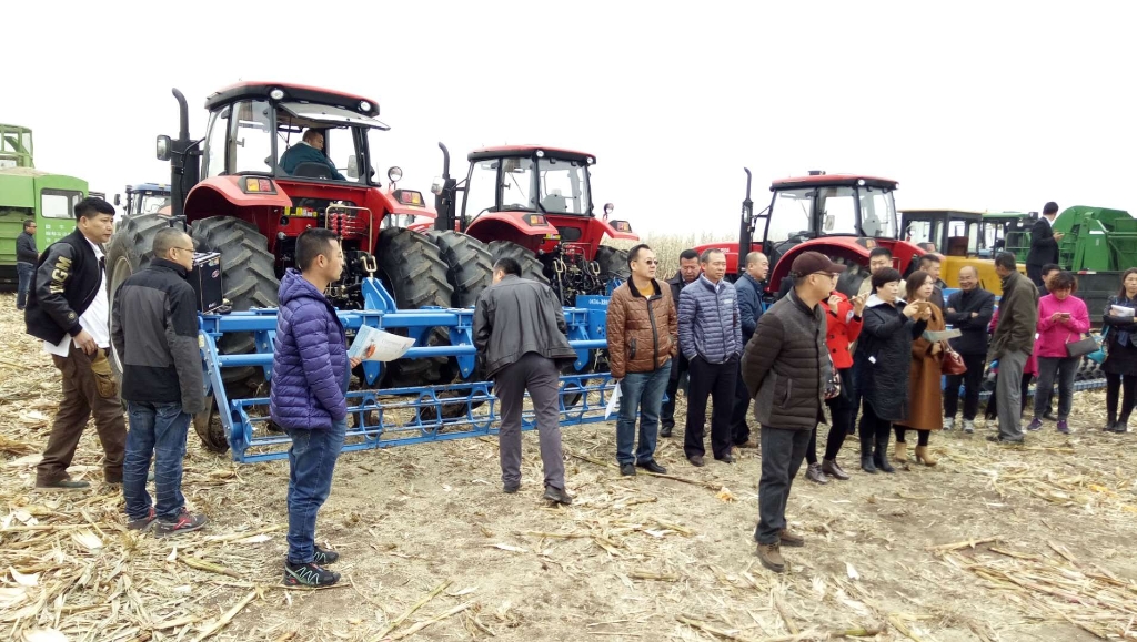 15VIP太阳集团国三大型拖沓机在黑龙江省深松深耕现场演示会上大放异彩