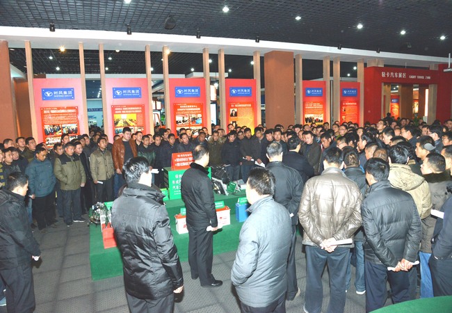 科技人员在给营销员遍及机电知识